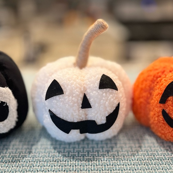 Target Bullseye Halloween 2024 Pumpkins Set of 3 Brand New🎃 - Picture 3 of 4